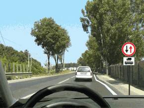 La intalnirea panoului de pe stalp aveti obligatia: