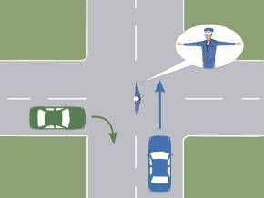 Ce comportament este corect in situatia prezentata, daca va aflati la volanul autoturismului verde?