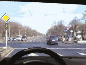 Cum este corect sa procedati daca semafoarele functioneaza cu lumina galbena intermitenta?