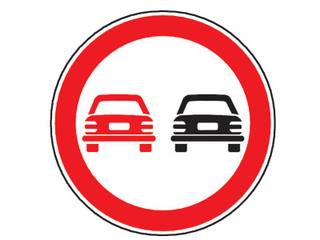 La intalnirea indicatorului din imagine motociclistul poate sa depaseasca: