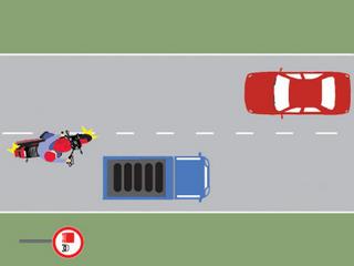 Motociclistul depaseste corect autocamionul?