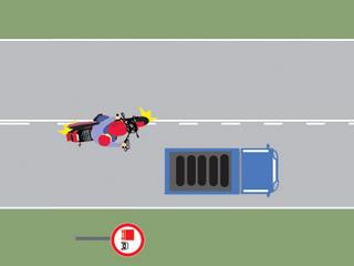 Motociclistul din imagine depaseste corect autocamionul?