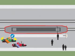 Motociclistul din imaginea alaturata depaseste regulamentar?