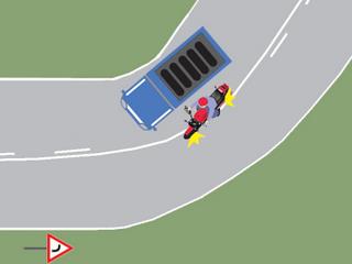 Motociclistul din imaginea alaturata executa corect depasirea?