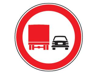 Conducand un camion cu marfa, ce interdictie aveti la intalnirea indicatorului din imagine?