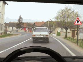 in prima intersectie: