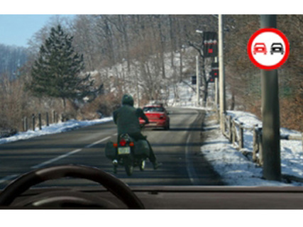 Este corect sa depasesti motocicleta din fata ta?