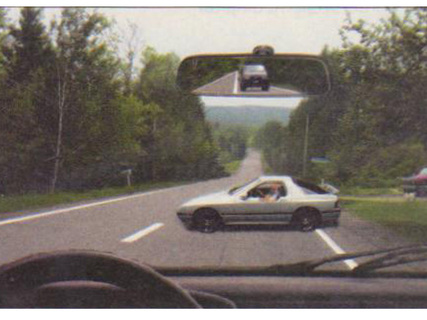 Autoturismul alb executa manevra de intoarcere. Cum vei proceda corect?