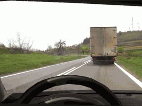 Este corecta depasirea autocamionului din imagine?