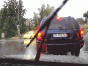 Dupa o ploaie torentiala, este necesar sa se pastreze o distanta considerabil mai mare fata de vehiculul care circula in fata?