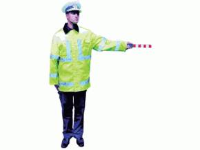 Ce indica aceasta pozitie a politistului rutier?