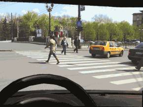 Intentionati sa virati la dreapta. Cum procedati cu pietonii care traverseaza regulamentar strada?