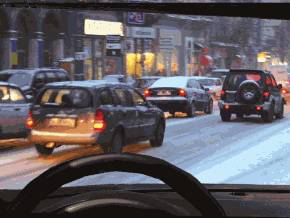 Pentru a circula pe un drum cu polei, se recomanda sa echipati autoturismul cu: