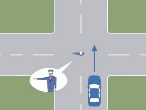 Cum veti proceda la semnalul politistului, atunci cand conduceti autoturismul din imagine?