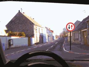 in situatia data, aveti prioritate fata de vehiculele care circula din sens opus?