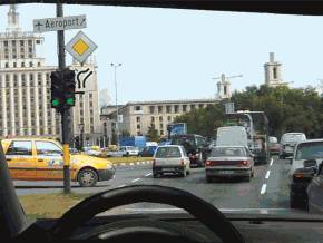 Va puteti apropia de vehiculul din fata?