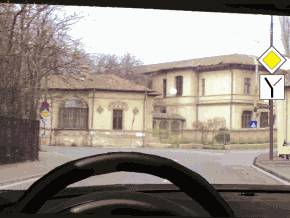 Cum veti proceda in intersectie, daca circulati pe drumul prioritar?