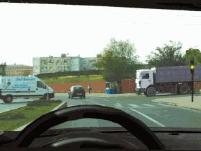 Cum procedati corect daca circulati inainte si semaforul indica lumina galbena intermitenta?